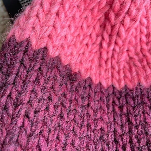 Dillards Women’s Red Strip Pom Hat One Size NWT - Picture 4 of 4